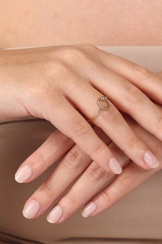 Minimal Taşlı Oval Çerçeve Yüzük