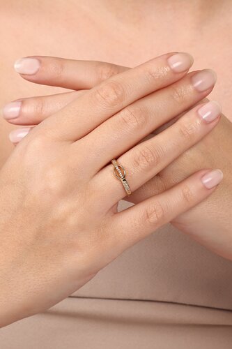 Oval Çerçeve Tria Taşlı Yüzük