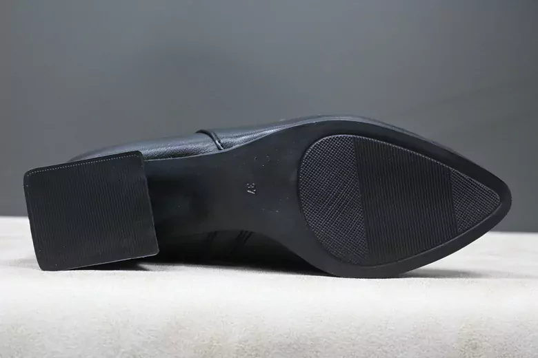 Kadın sivri burun topuklu fermuarlı kışlık bot