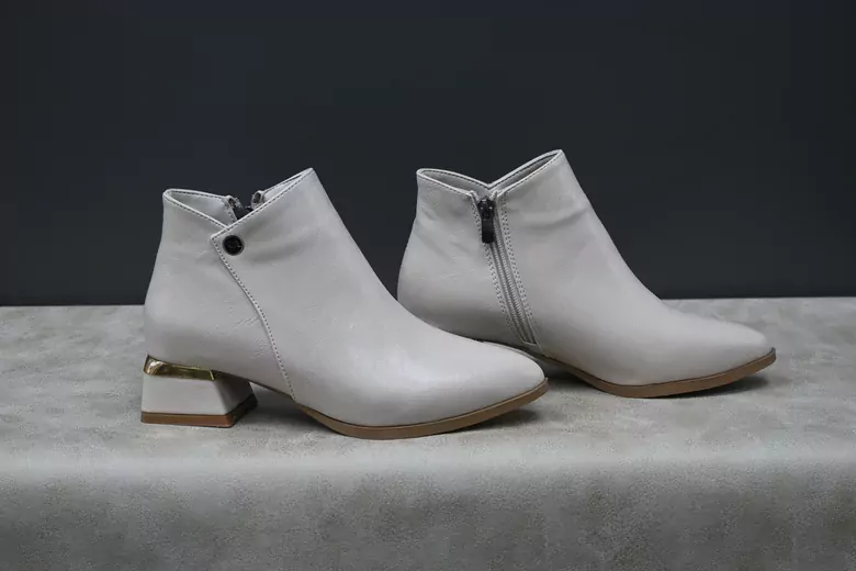 Kadın sivri burun topuklu fermuarlı kışlık bot