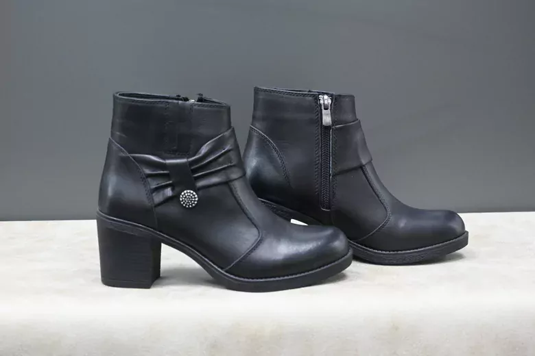 KADIN SİYAH DERİ BOT