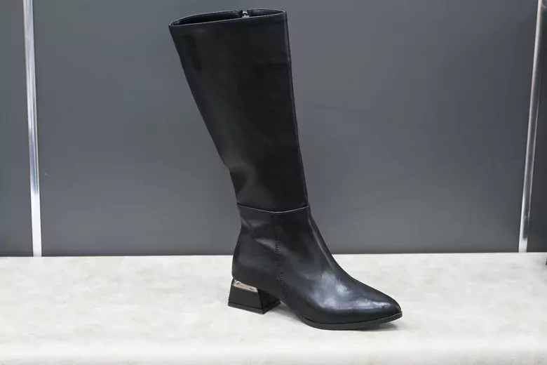 Kadın Siyah Deri Fermuarlı Sivri Burun Uzun Kışlık Çizme