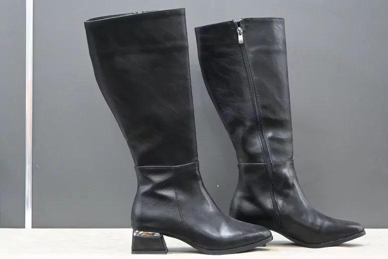 Kadın Siyah Deri Fermuarlı Sivri Burun Uzun Kışlık Çizme