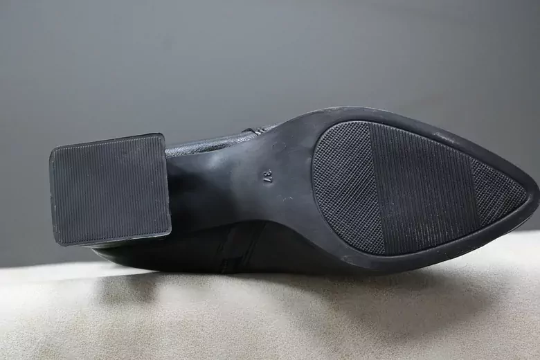 Kadın Siyah Deri Fermuarlı Sivri Burun Uzun Kışlık Çizme