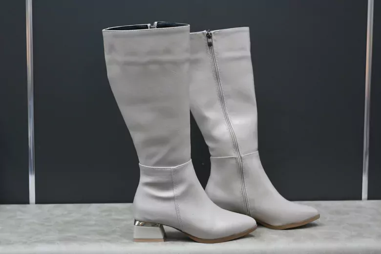 Kadın Bej Deri Sivri Burun Uzun Fermuarlı Kışlık Çizme