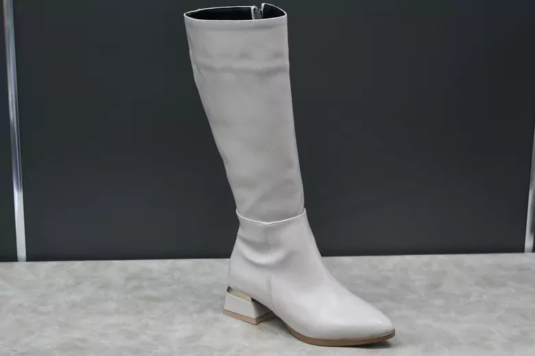 Kadın Bej Deri Sivri Burun Uzun Fermuarlı Kışlık Çizme