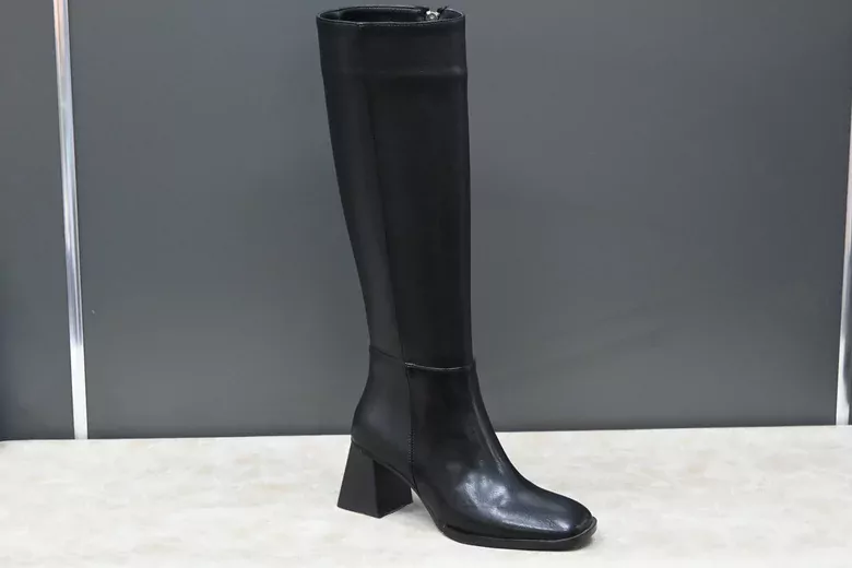 Kadın Siyah Deri Yuvarlak Burun Uzun Fermuarlı Kışlık Çizme