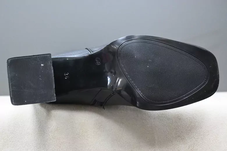 Kadın Siyah Deri Yuvarlak Burun Uzun Fermuarlı Kışlık Çizme