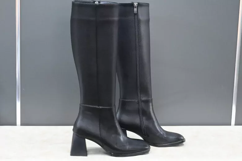 Kadın Siyah Deri Yuvarlak Burun Uzun Fermuarlı Kışlık Çizme