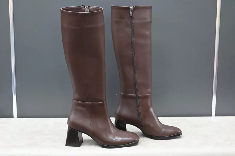 Kadın Kahverengi Deri Yuvarlak Burun Uzun Fermuarlı Kışlık Çizme