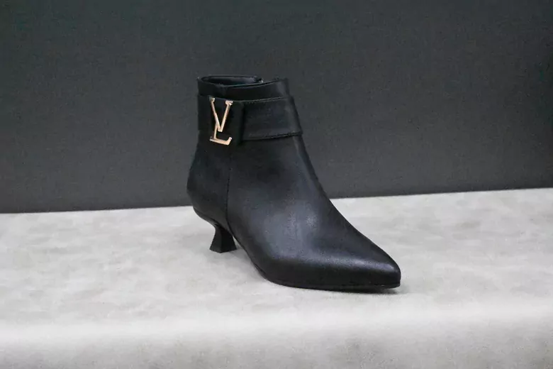 Kadın İnce Topuk Sivri Burun Deri Kısa Bot