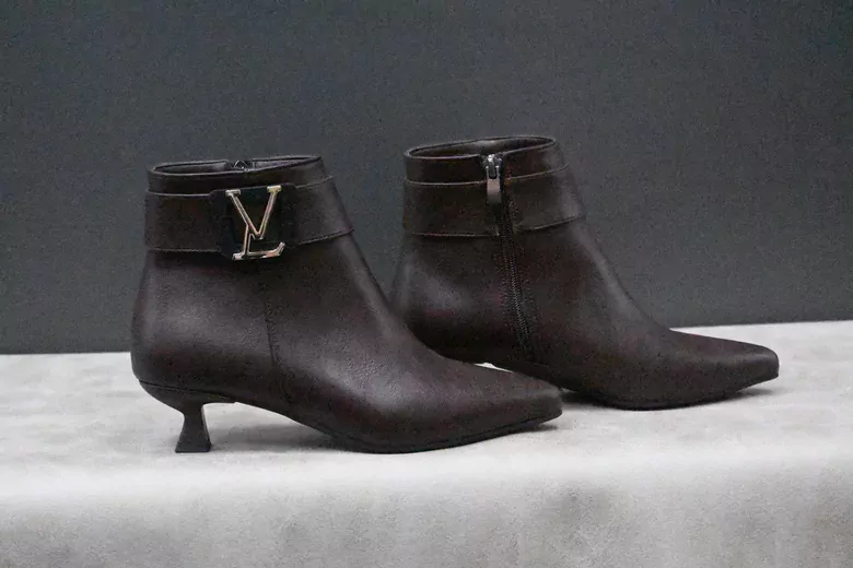 Kadın İnce Topuk Sivri Burun Deri Kısa Bot