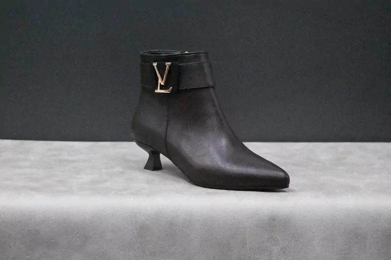 Kadın İnce Topuk Sivri Burun Deri Kısa Bot