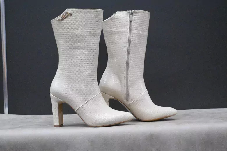 Kadın Deri Hasır İşleme Sivri Burun İnce Kürklü Kısa Çizme