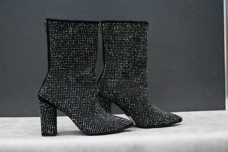 Kadın Taş İşlemeli Sivri Burun Topuklu İçi Kürklü Kısa Çizme