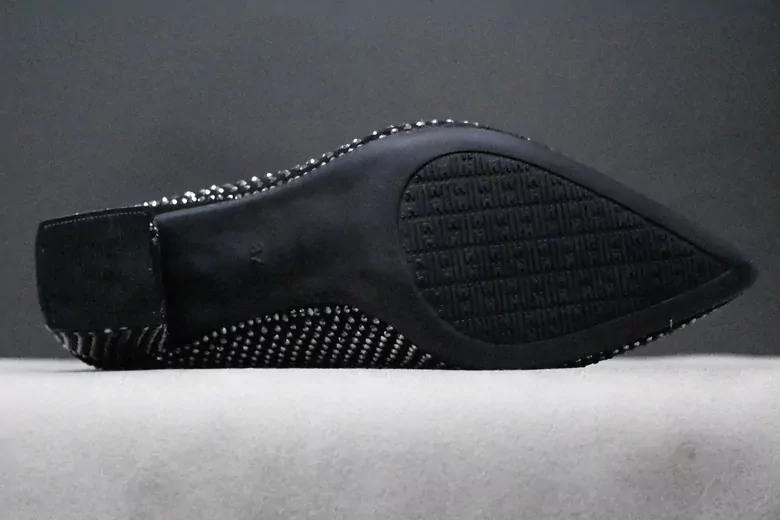 Kadın Taş İşlemeli Sivri Burun Topuklu İçi Kürklü Kısa Çizme