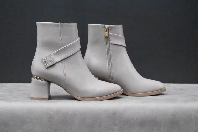 Kadın Deri Topuklu Taşlı Fermuarlı Bot