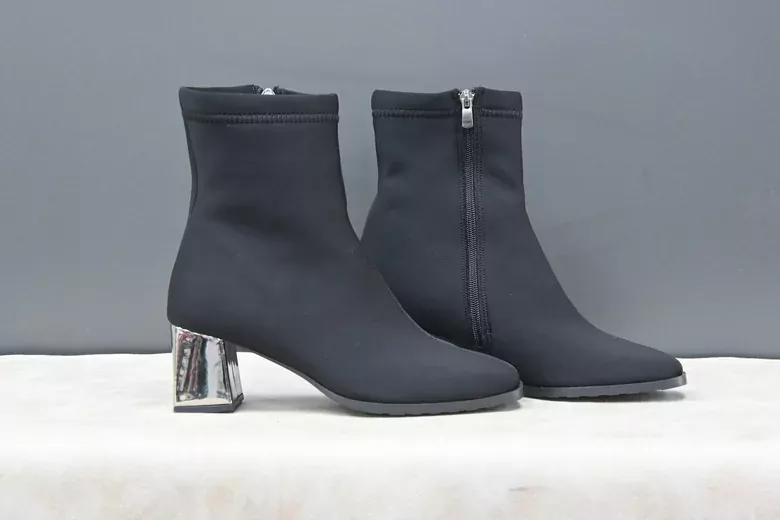 Kadın Termal Topuklu Fermuarlı Kısa Bot