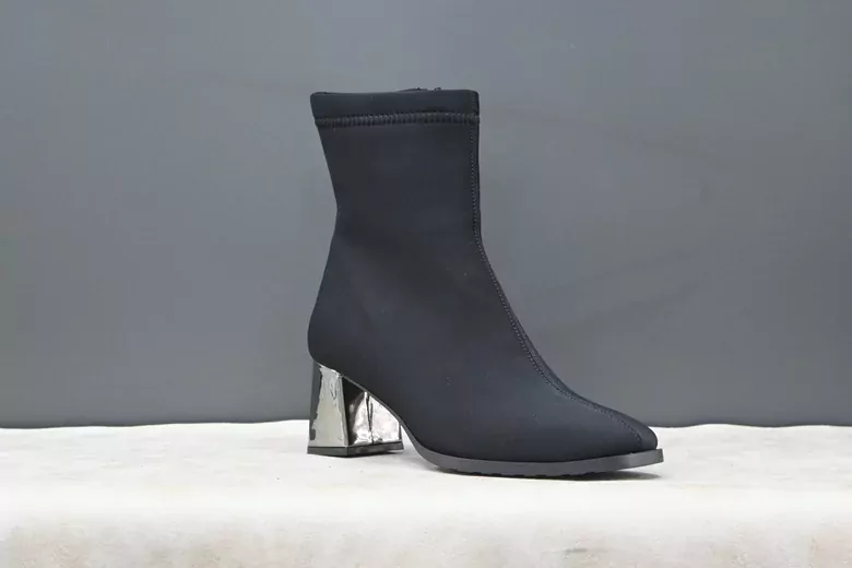 Kadın Termal Topuklu Fermuarlı Kısa Bot