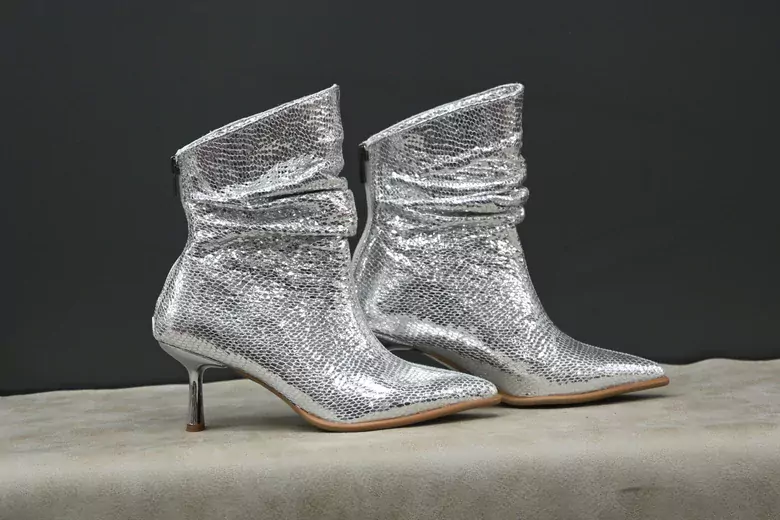 Kadın Körüklü İnce Topuklu Rugan Fermuarlı Sivri Burun Kısa Bot