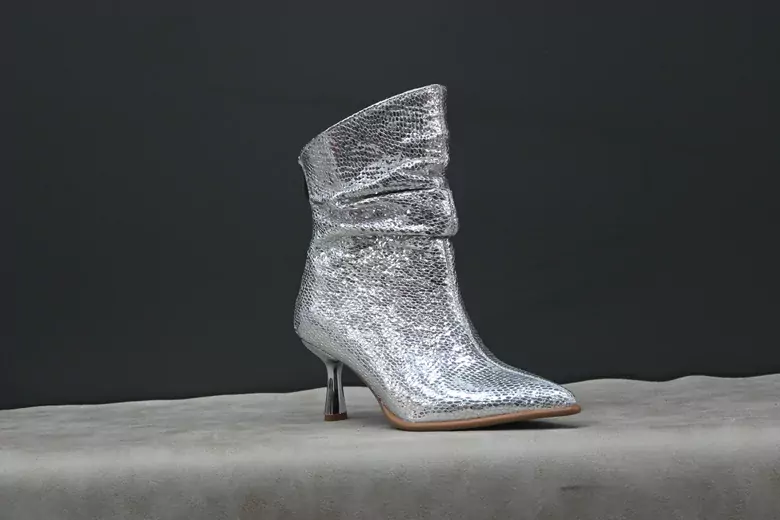 Kadın Körüklü İnce Topuklu Rugan Fermuarlı Sivri Burun Kısa Bot