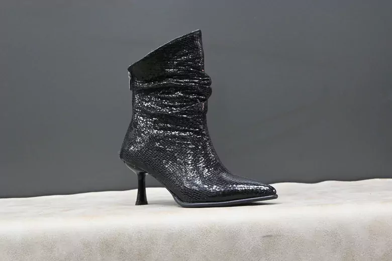 Kadın Körüklü İnce Topuklu Rugan Fermuarlı Sivri Burun Kısa Bot