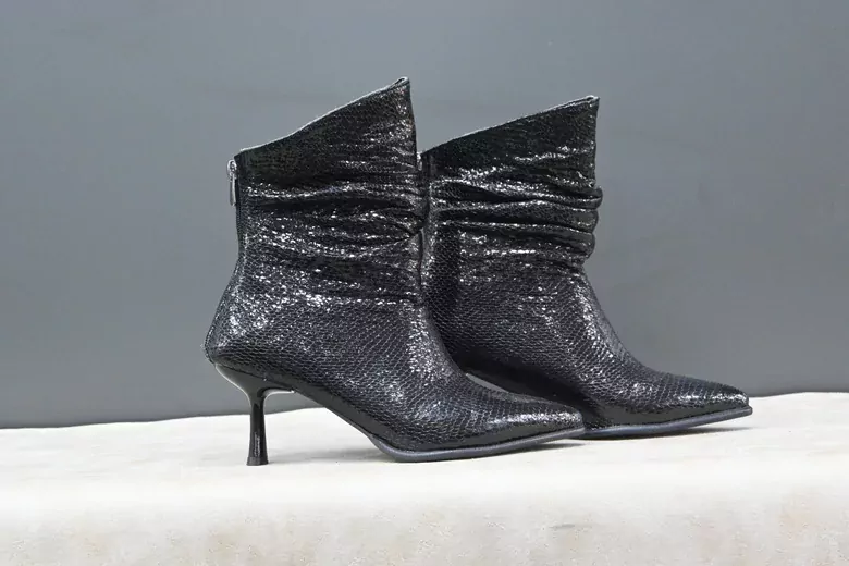 Kadın Körüklü İnce Topuklu Rugan Fermuarlı Sivri Burun Kısa Bot