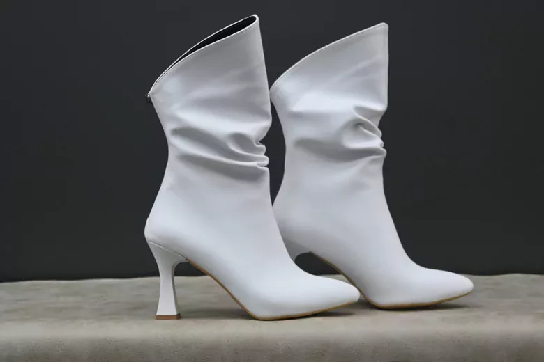 Kadın Deri Körüklü İnce Topuk Fermuarlı Sivri Burun Kısa  Çizme