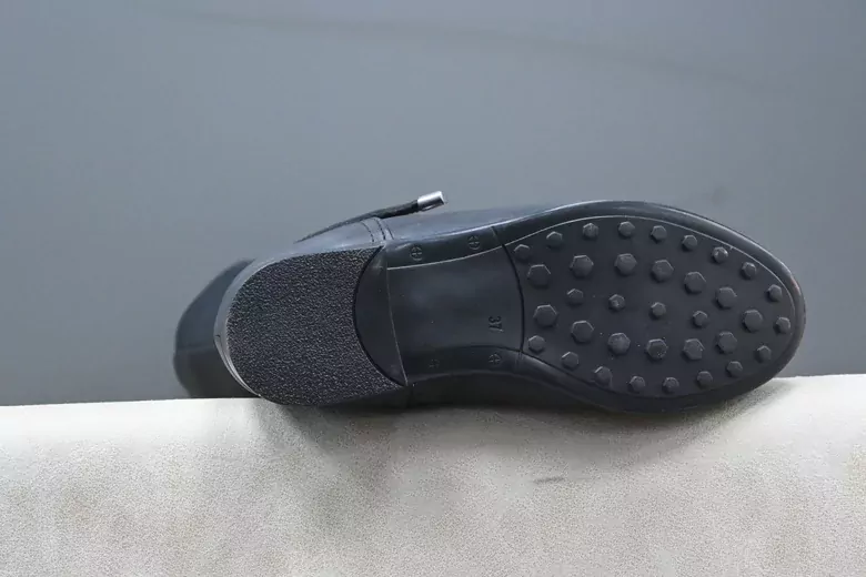 Kadın Düz Topuk Fermuarlı Taş Aksesuarlı Uzun Çizme