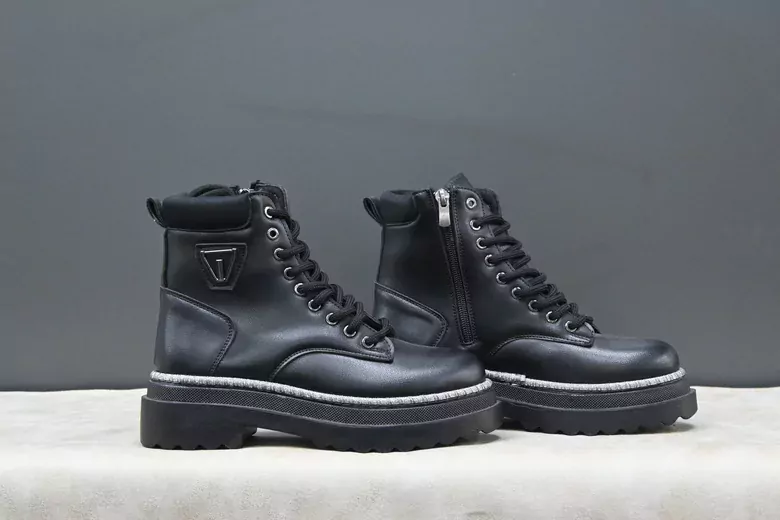 Kadın Düz Topuklu Tokalı Fermuarlı Bağcıklı Kısa Bot