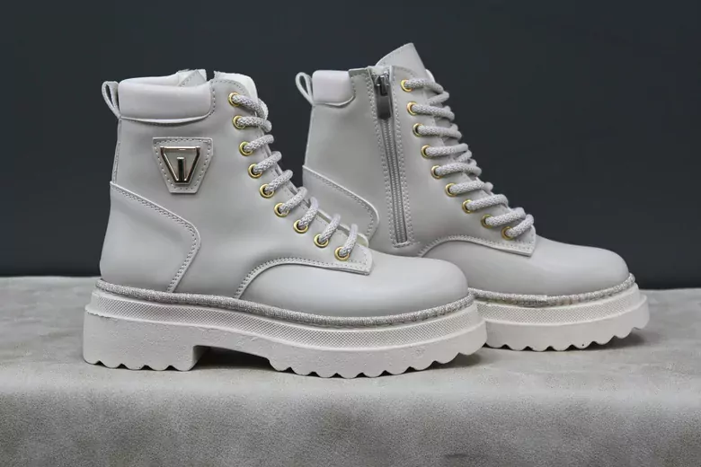 Kadın Düz Topuklu Tokalı Fermuarlı Bağcıklı Kısa Bot