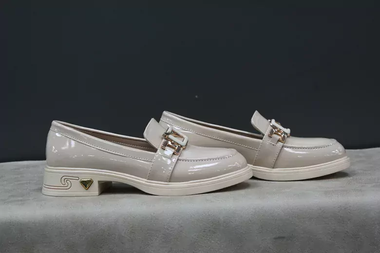 Kadın Rugan Deri Tokalı Babet