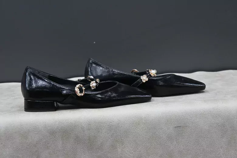 Kadın Kilteli Taşlı Babet