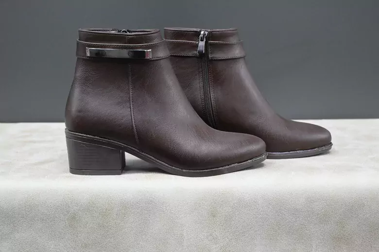 Kadın Deri Kaymaz Taban Fermuarlı Tokalı Bot