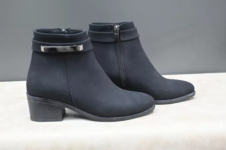 Kadın Deri Kaymaz Taban Fermuarlı Tokalı Bot