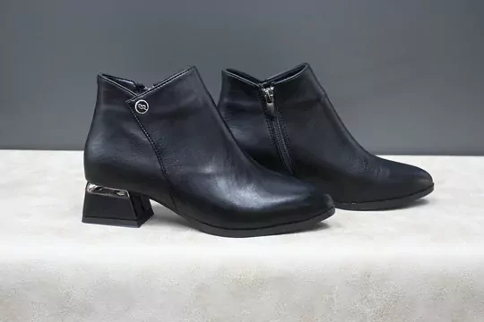 Kadın sivri burun topuklu fermuarlı kışlık bot