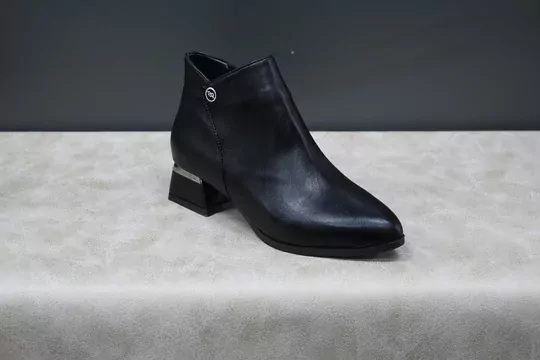 Kadın sivri burun topuklu fermuarlı kışlık bot