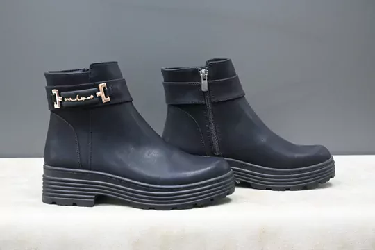 KADIN SİYAH DERİ BOT