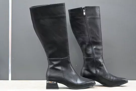 Kadın Siyah Deri Fermuarlı Sivri Burun Uzun Kışlık Çizme