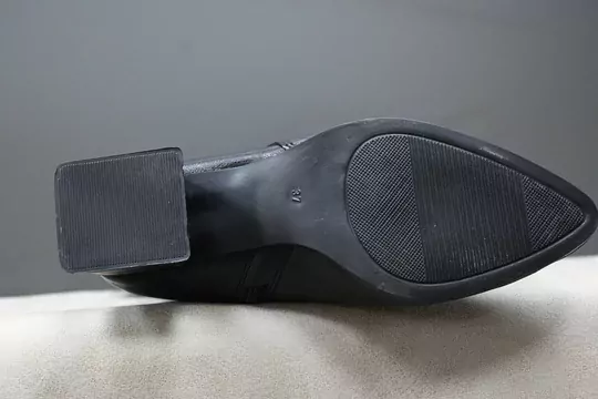 Kadın Siyah Deri Fermuarlı Sivri Burun Uzun Kışlık Çizme