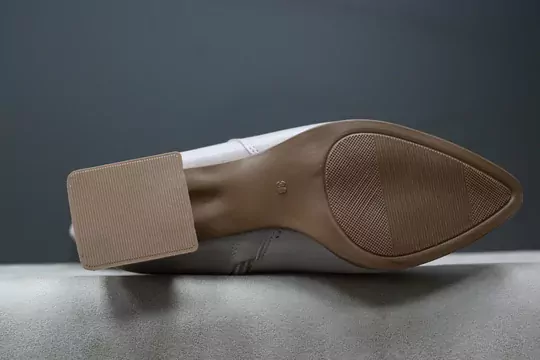 Kadın Bej Deri Sivri Burun Uzun Fermuarlı Kışlık Çizme