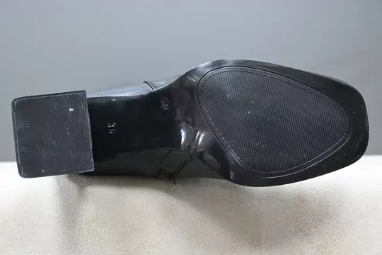 Kadın Siyah Deri Yuvarlak Burun Uzun Fermuarlı Kışlık Çizme