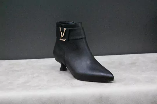 Kadın İnce Topuk Sivri Burun Deri Kısa Bot