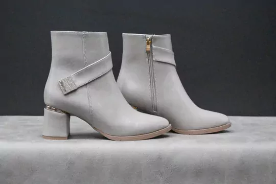 Kadın Deri Topuklu Taşlı Fermuarlı Bot