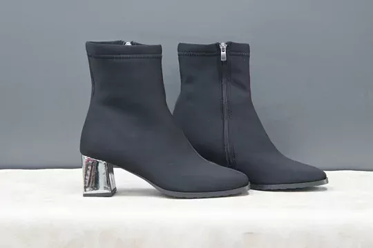 Kadın Termal Topuklu Fermuarlı Kısa Bot