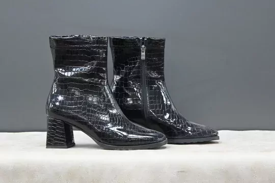 Kadın Topuklu Fermuar Kısa Bot