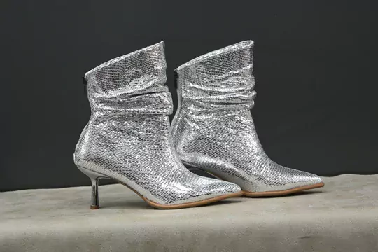 Kadın Körüklü İnce Topuklu Rugan Fermuarlı Sivri Burun Kısa Bot