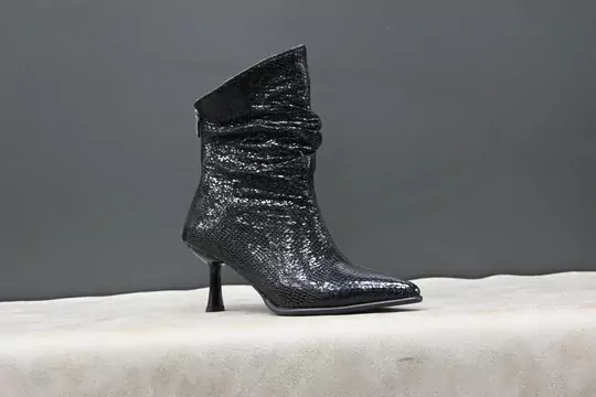 Kadın Körüklü İnce Topuklu Rugan Fermuarlı Sivri Burun Kısa Bot