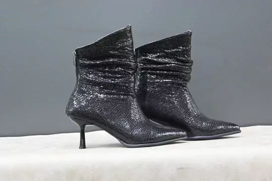 Kadın Körüklü İnce Topuklu Rugan Fermuarlı Sivri Burun Kısa Bot