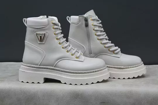 Kadın Düz Topuklu Tokalı Fermuarlı Bağcıklı Kısa Bot